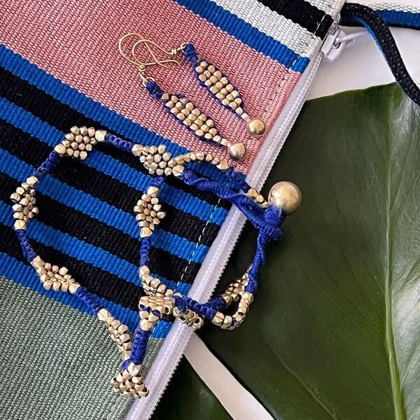 KIKOONI KIKOONI Dokra Kette "FLOWER", Blau, – Produktbild 3 von 4