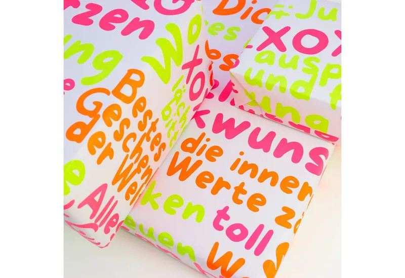 Bow & Hummingbird Bow & Hummingbird Geschenkpapier "Mit Liebe verpackt" aus Recyclingpapier – Produktbild 1 von 8