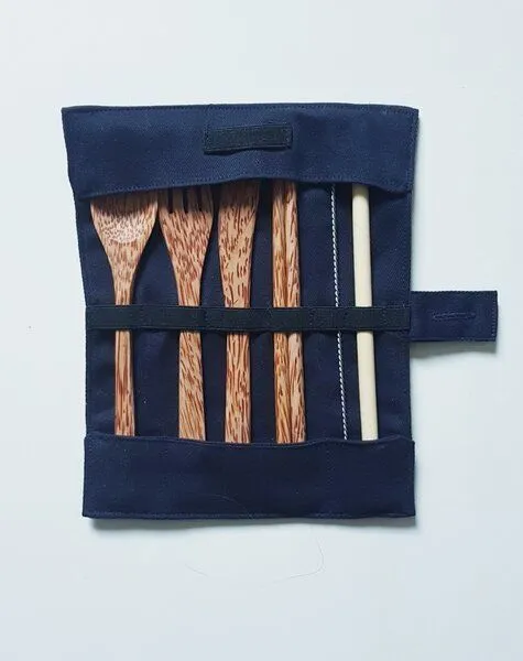 BAGHI BAGHI Reise Besteckset Coco/Bamboo 6-teilig in Bio-Baumwolltasche, Dunkelblau, – Produktbild 2 von 3