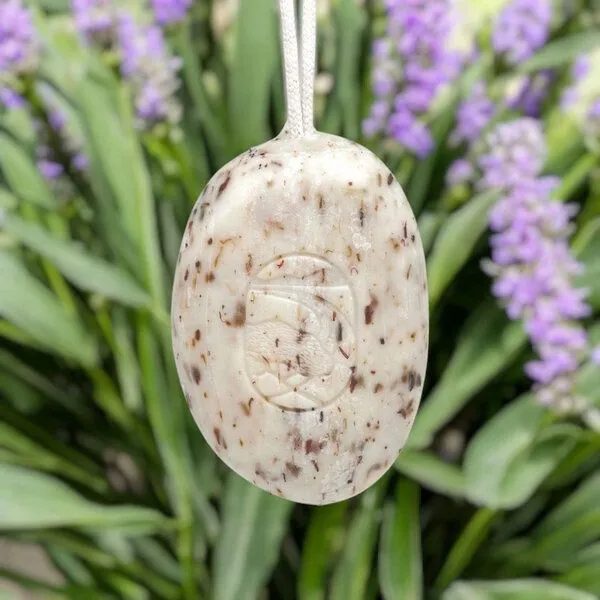 Aqui d'Aïa Aqui d'Aïa Kieselsteinseife am Seil mit Lavendelblüten 200g – Produktbild 3 von 3