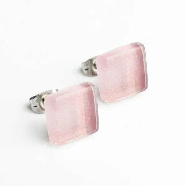 ALEXASCHA ALEXASCHA Minimalistische Ohrstecker, klein, aus Glas, Sandrosa, – Produktbild 1 von 4