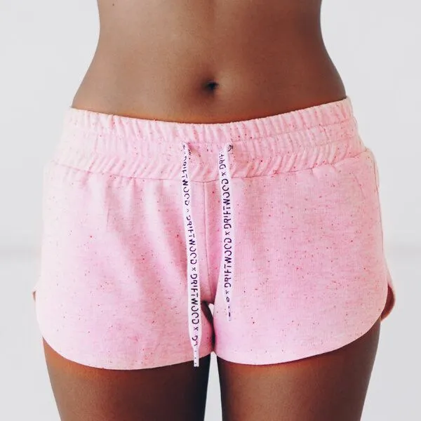The Driftwood Tales The Driftwood Tales Kurze, sportliche Damenhose mit breitem Bund und DRIFTWOOD-Kordelzug, Rosa, – Produktbild 1 von 4
