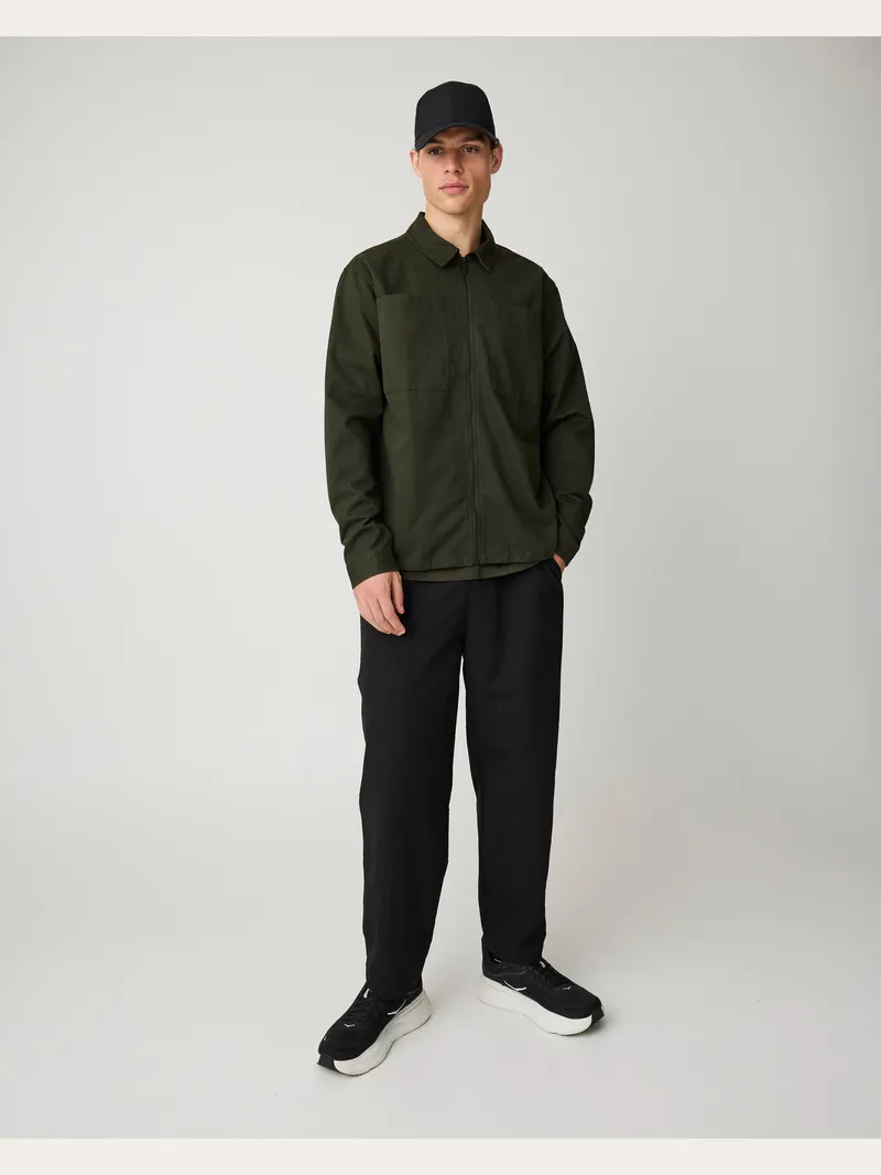 KnowledgeCotton Apparel KnowledgeCotton Apparel Herren vegan Zip Overshirt Twill Forrest Nachtgrün, Dunkelgrün, – Produktbild 1 von 2