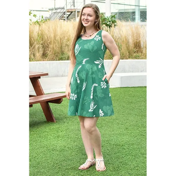 Global Mamas Global Mamas Bio Kleider - AVA - Roses/Pathways/Sankofa/Argyle, Olive, – Produktbild 2 von 3