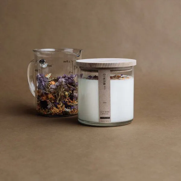 Munio Candela Munio Candela große Bio-Sojawachskerze im Glas mit Holzdochten & Duft, Wildblume (duft: rose), – Produktbild 2 von 3