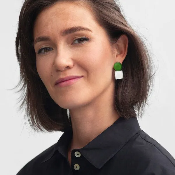 ALEXASCHA ALEXASCHA Geometrische Clip Ohrringe aus Glas | Bauhaus Design | 16 Farbkombinationen, Grün & weiß, – Produktbild 2 von 4