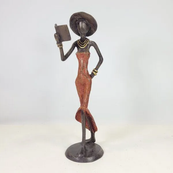 Moogoo Creative Africa Moogoo Creative Africa Bronze-Skulptur "Femme avec livre et chapeau" by Soré | verschiedene Größen und Farben, Rot, – Produktbild 1 von 3