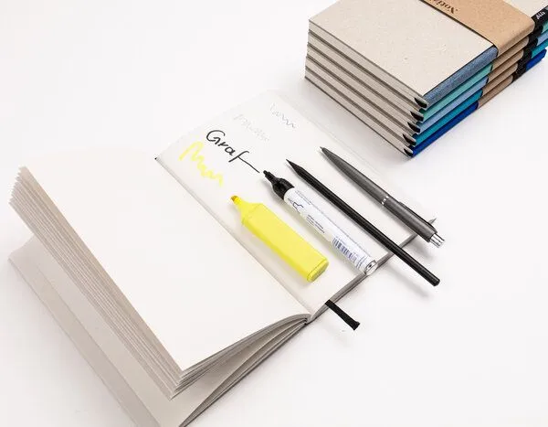 tyyp tyyp Notizbuch A5 – 100% Recyclingpapier – handmade in Germany – BerlinBook, Carbon-grau, – Produktbild 3 von 4