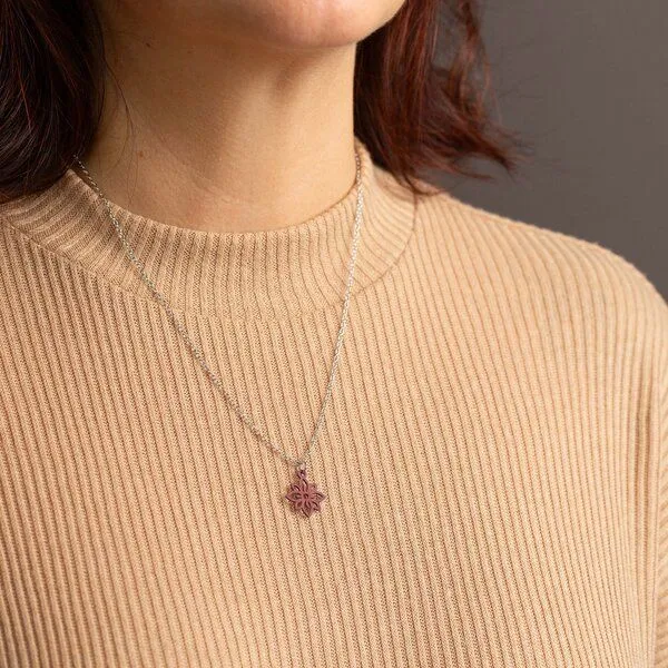 feinformart feinformart Kette mit Holzanhänger 'Flower Mini', Herbstblatt (rot), – Produktbild 4 von 4