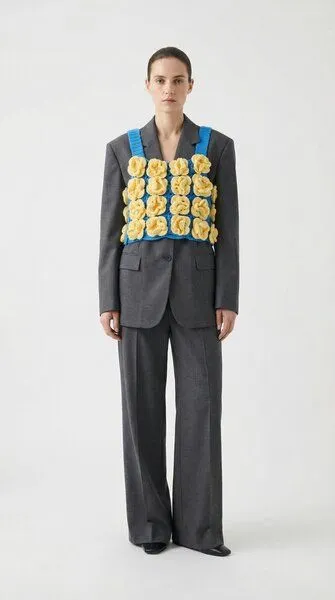 KnitToChange KnitToChange Handgehäkeltes Crop-Top mit 3D-Blüten in Blau & Gelb – Produktbild 3 von 4