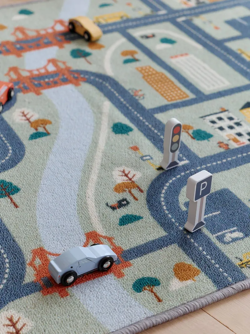 Vertbaudet Spielteppich mit Straßenmotiv und Holzfahrzeugen FSC®, Grün, – Produktbild 2 von 3