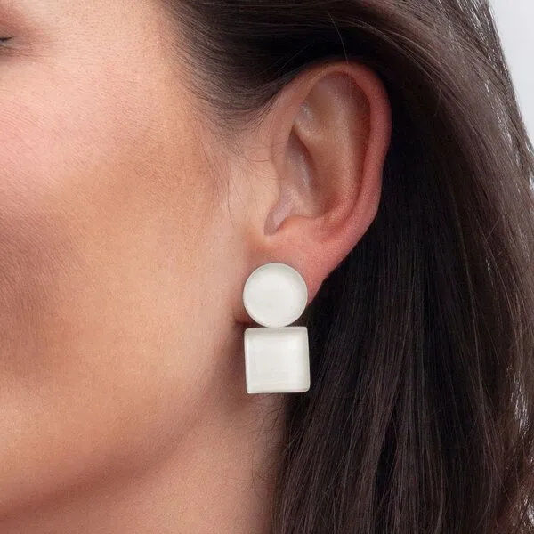 ALEXASCHA ALEXASCHA Geometrische Clip Ohrringe aus Glas | Bauhaus Design | 16 Farbkombinationen, Schneeweiss, – Produktbild 3 von 4