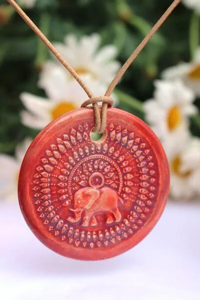 Schönes aus Indochina Schönes aus Indochina Schmuck aus Keramik, Medaillon Elefant, Lotus und Lebensbaum, Rot, – Produktbild 2 von 3