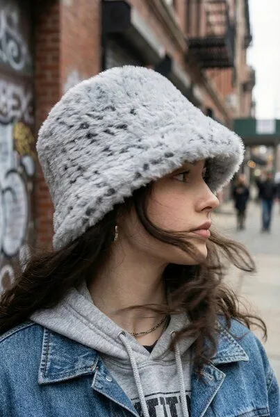 KnitToChange KnitToChange Handgestrickte Mütze aus recyceltem Garn – Grau mit Sprenkeln – Produktbild 3 von 4