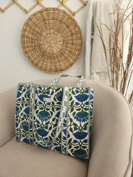 Haus of Namaste Haus of Namaste Tragetasche aus 100 % Bio-Baumwolle mit Indigoblau-Blockdruck | Gesteppte Tragetasche aus Baumwolle | Handtasche mit blauem und grünem Blumenmuster | Nachhaltig, ethisch und fair – Produktbild 4 von 4
