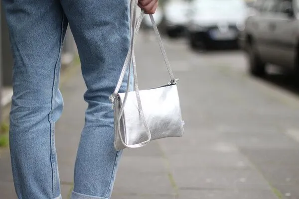 ELEKTROPULLI ELEKTROPULLI Lederhandtasche ELLA mit zwei Fächern, Silber, – Produktbild 4 von 4
