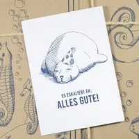 Bow & Hummingbird Bow & Hummingbird Maritime Postkarte "Es eskaliert eh - Seehund" aus Recyclingpapier – Produktbild 1 von 1