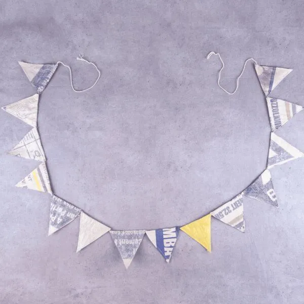 Nyuzi Blackwhite Nyuzi Blackwhite Upcycling Wimpelkette | kleine Dreiecke aus alten Zementsäcken – Produktbild 2 von 4