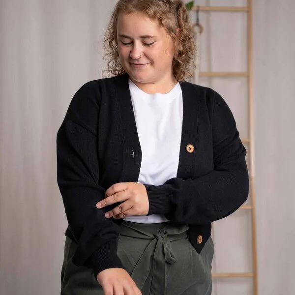 Vresh Clothing Vresh Clothing Vreia, Kurze Strickjacke aus Biobaumwolle, Schwarz, – Produktbild 4 von 4