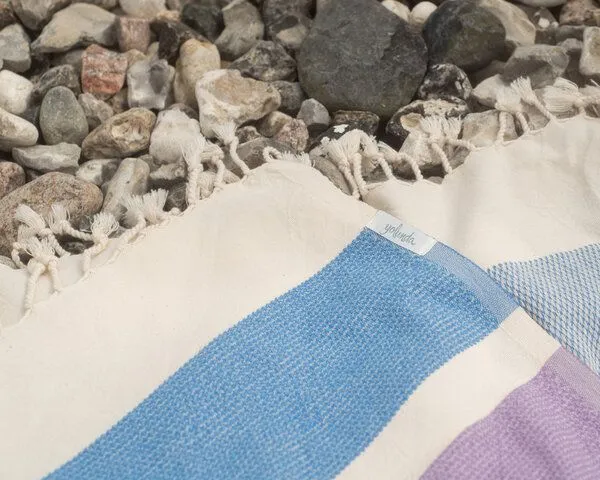 Yolunda Yolunda Hamamtuch, Strandtuch Dalya Bio-Baumwolle zweifarbig gestreift, Sky over lavender (blau/lila), – Produktbild 4 von 4