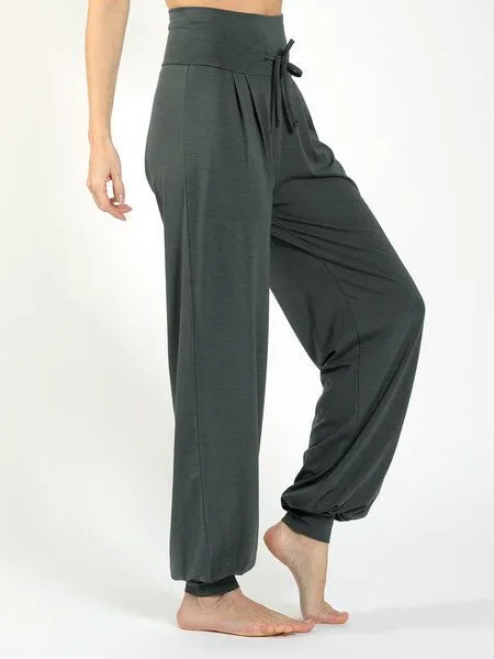 Magadi Magadi Yoga- und Wohlfühlhose FLORENCE aus weichem Naturmaterial, Grün (khaki), – Produktbild 3 von 4