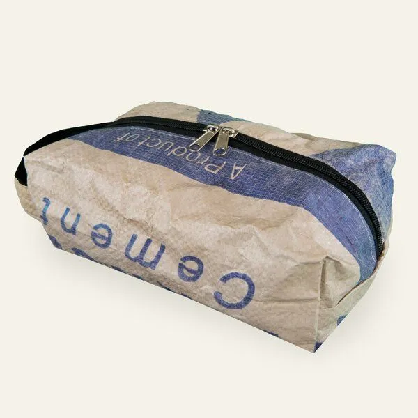 Nyuzi Blackwhite Nyuzi Blackwhite Kulturbeutel aus altem Zementsack, Blau traingle cement, – Produktbild 3 von 4