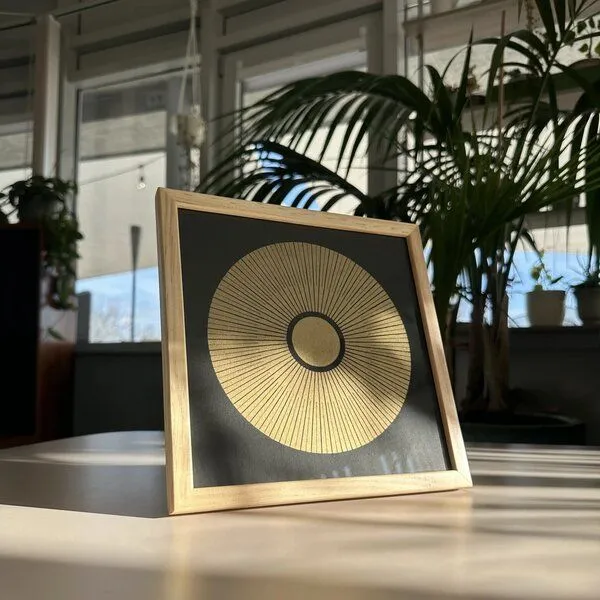 Veskor Cassiopeia Veskor Cassiopeia Gerahmt | CENTRAL SUN Heilige Geometrie Sonnen-Linoldruck | 20 × 20 cm in 22 × 22 cm Rahmen | Gold, Schwarz, – Produktbild 4 von 4