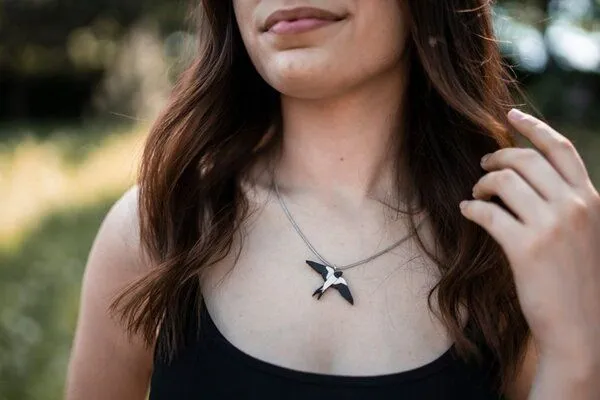 BeWooden BeWooden Holzanhänger Swallow Pendant – Produktbild 2 von 3