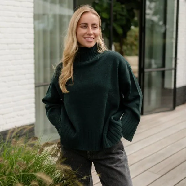 NORDLICHT NORDLICHT Grobstrick Rollkragenpullover Mina aus 100% recycelter Wolle, Waldgrün (grün), – Produktbild 3 von 4
