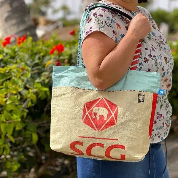 MoreThanHip MoreThanHip Reißverschluss Shopper-Tasche aus recyceltem Reis-, Tierfutter- oder Zuckersack – Moni, Lotus - rosa orange, – Produktbild 4 von 4