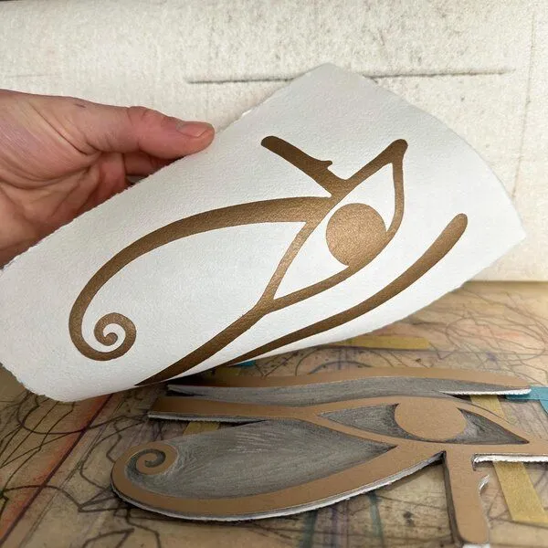 Veskor Cassiopeia Veskor Cassiopeia AUGE DES HORUS Symbol Hieroglyphen Linoldruck | 21 x 14,8 cm (A5 quer) | Gold auf Weiß – Produktbild 2 von 4