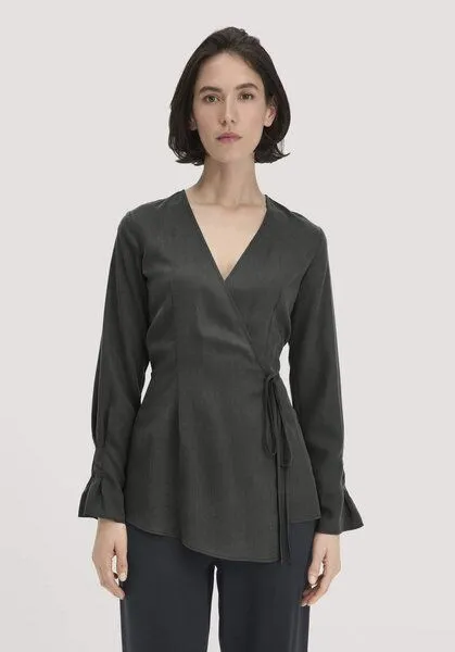 hessnatur hessnatur Wickelbluse Regular aus reinem TENCEL Lyocell, Tannengrün, – Produktbild 1 von 4