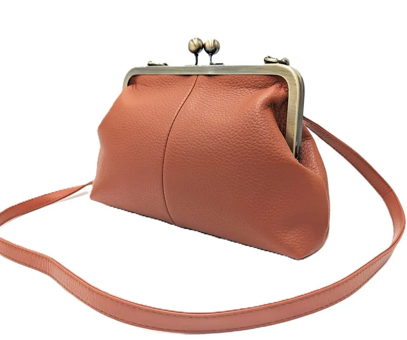 Mera Vellon Umhängetasche Damen Handtasche Novela, Umhängetasche aus veganem Leder und mit Clipverschluss, Braun, – Produktbild 3 von 5