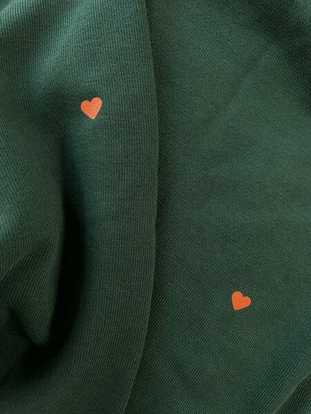 noemvri fashion label noemvri fashion label oversized Sweatshirt Turtleneck mit Herzchen, Grün mit orangen herzchen, – Produktbild 1 von 3