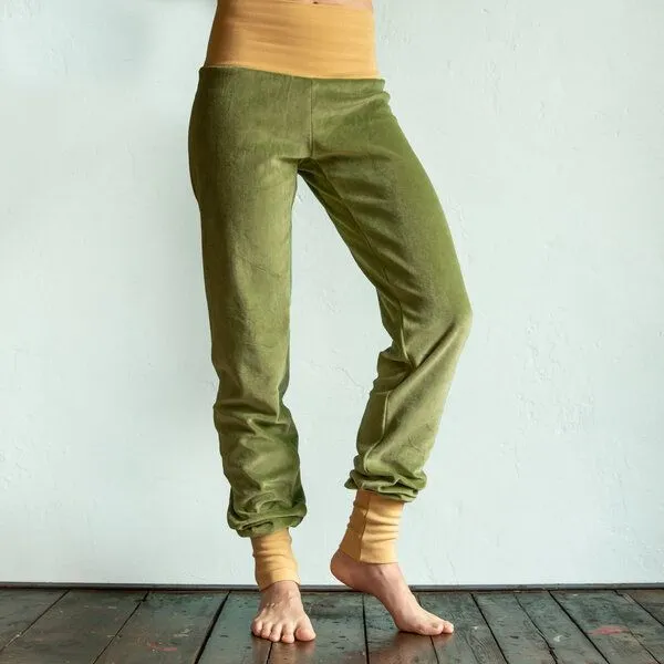 Cmig Cmig Bio Wohlfühl- und Yogahose aus Nicki, Moss green / light yellow, – Produktbild 1 von 4
