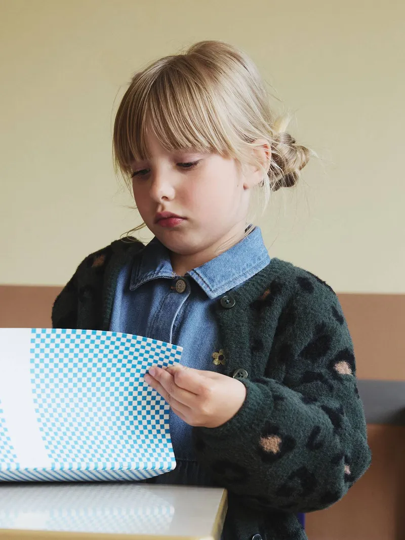 Vertbaudet Flauschige Mädchen Strickjacke mit Tiermuster leo, Grün leo, – Produktbild 2 von 4