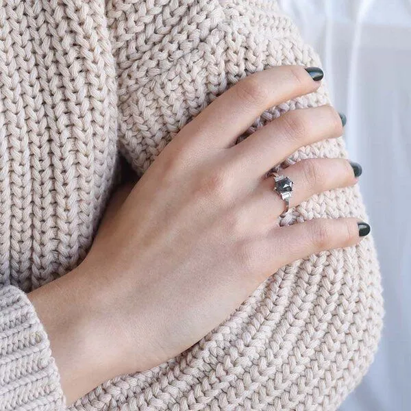 Eppi Eppi Ring mit Salt and Pepper Diamant und Saphiren Nadiia, Gelb, – Produktbild 4 von 4