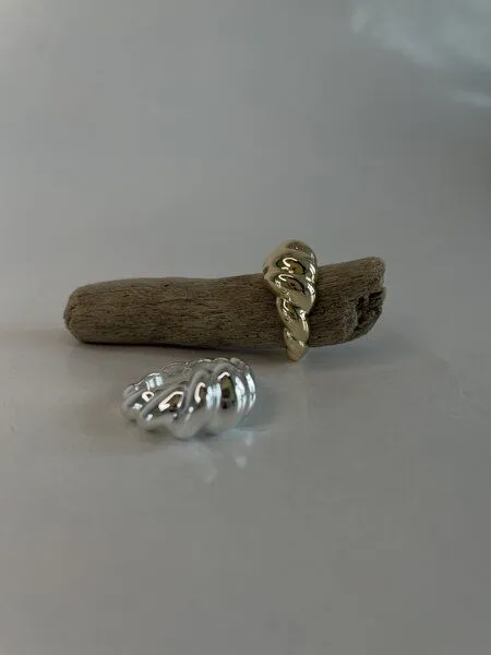 noemvri fashion label noemvri fashion label Croissant Ring asymmetrisch, Silber, – Produktbild 2 von 4