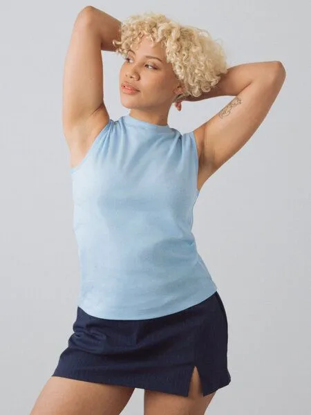 Honest Basics Honest Basics Damen Mock-Top aus Bio- und recycelter Baumwolle, Sky, – Produktbild 3 von 5