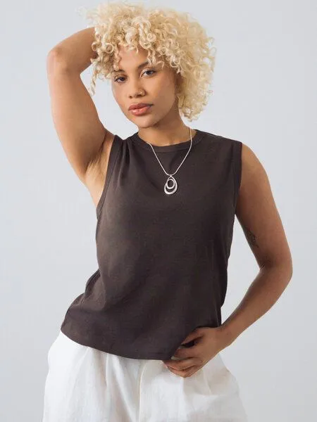Honest Basics Honest Basics Damen Straight Fit Tanktop aus Bio- und recycelter Baumwolle, Erdbraun, – Produktbild 2 von 4