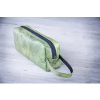 BY COPALA BY COPALA Kosmetik-Tasche / Federmappe aus recycelten Blättern, mit Riemen, Etui handmade und vegan in grün – Produktbild 1 von 1