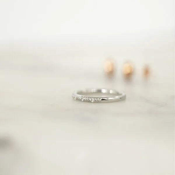 Eppi Eppi Minimalistischer Ring mit Diamanten Tess – Produktbild 3 von 3