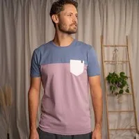 Vresh Clothing Vresh Clothing Verdy - Classic Fit Colourblock T-Shirt mit Brusttasche aus Biobaumwolle, Rauchblau/flieder, – Produktbild 1 von 1