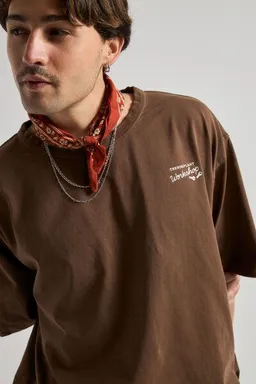 Trendsplant Trendsplant Bench Oversized T-Shirt Saddle Brown – Produktbild 1 von 1