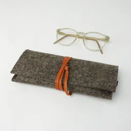 matilda k. manufaktur matilda k. manufaktur Brillenetui 'auguste' XL für breite Brillen aus Wollfilz braun mit Lederband – Produktbild 1 von 1