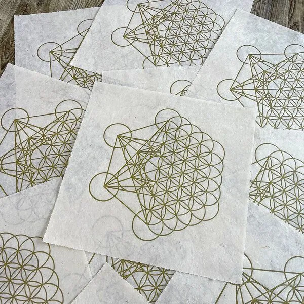 Veskor Cassiopeia Veskor Cassiopeia METAFLOWER Heilige Geometrie Linoldruck | 35 × 35 cm | Gold auf Naturweiß – Produktbild 2 von 4