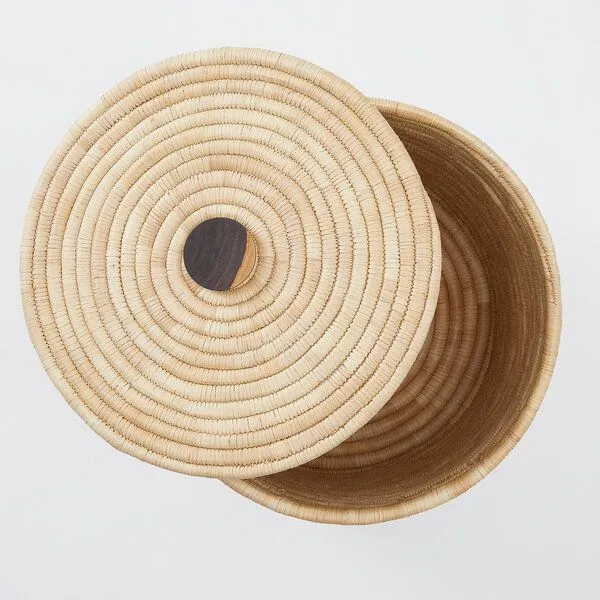 By Native By Native Wäschekorb mit Deckel aus Palmfaser, handgeflochten – Produktbild 4 von 4