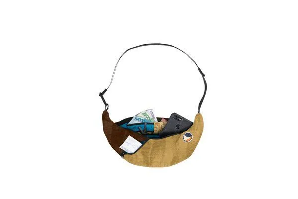 Ticket to the Moon Ticket to the Moon upcycled Bauchtasche/Crossbody Umhängetasche "Sling Bag", Sand-schokolade, – Produktbild 3 von 4