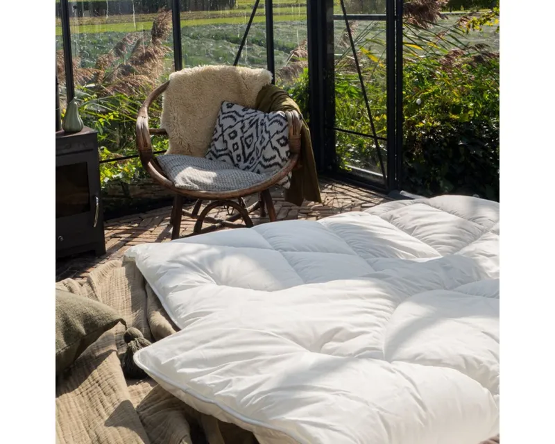 Paradies Paradies Kunstfaserbettdecke Runa, Füllung: 100% Polyester, Bezug: 100% Baumwolle, extra voluminöse & kuschelige Ganzjahresbettdecke, vegane Daunendecke, Weiß, – Produktbild 5 von 5