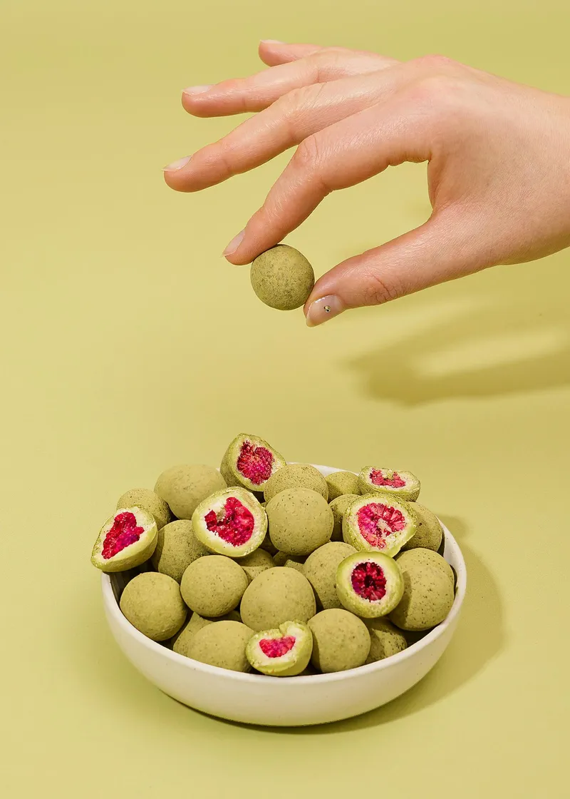 KoRo Gefriergetrocknete Himbeeren in weißer Schokolade mit Matchapulver | 500 g – Produktbild 3 von 5